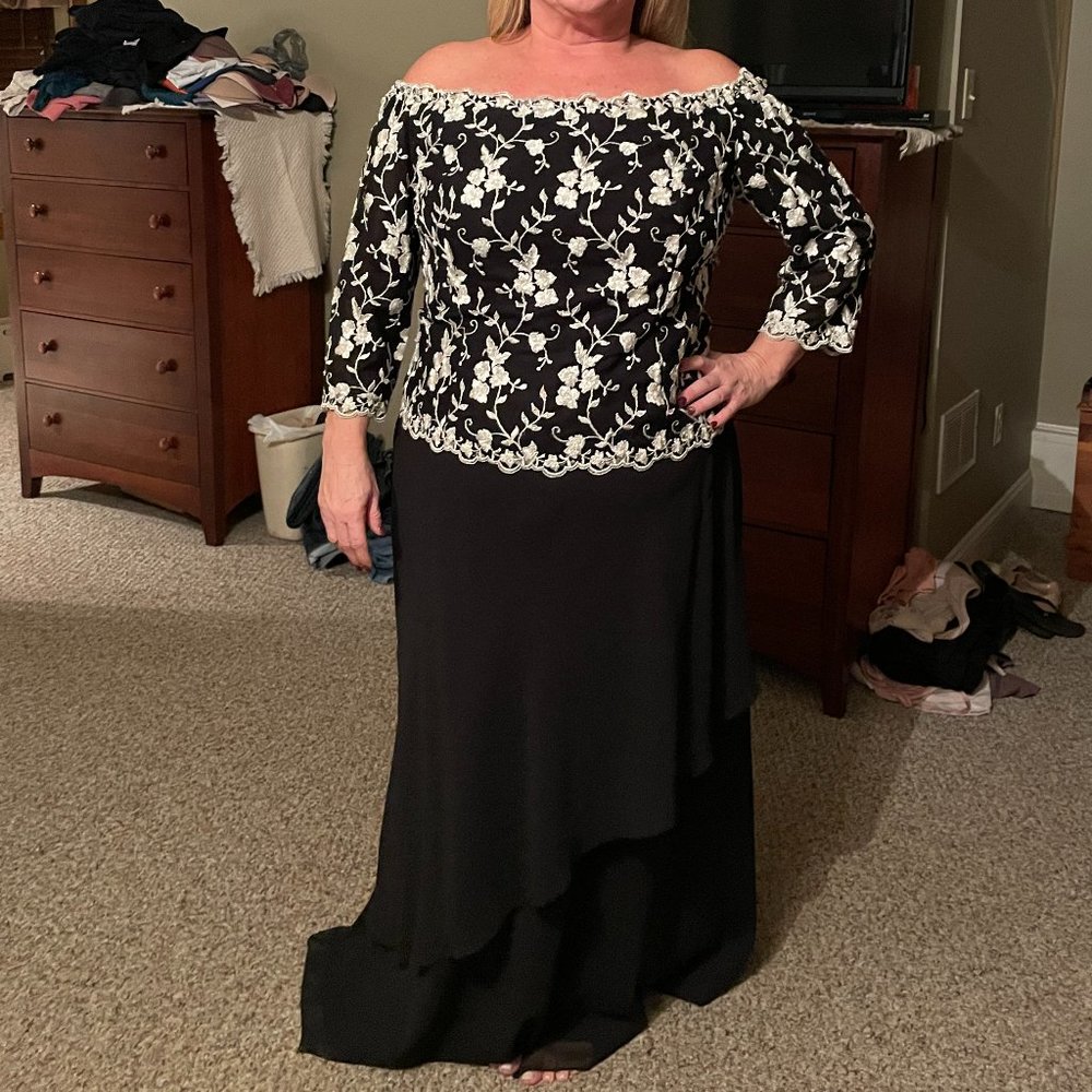 Off-the-shoulder gown size 20